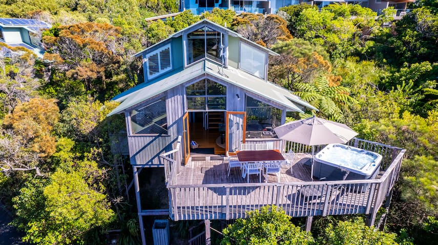 Currawong private treehouse with deck spa