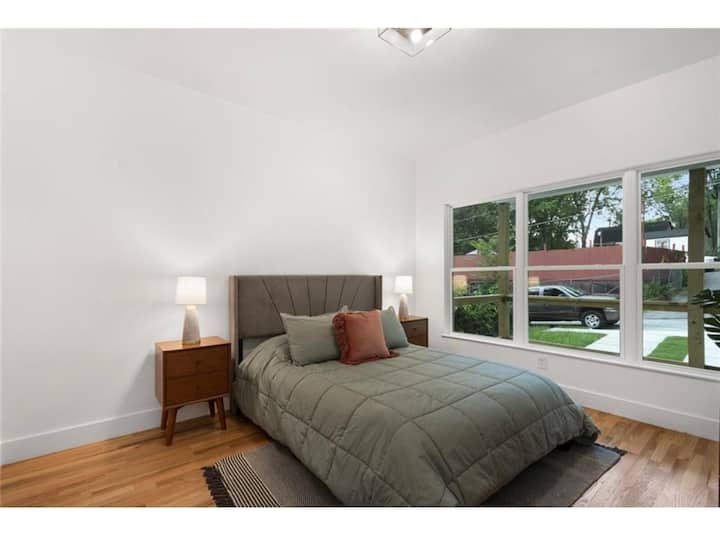 Спалня 1 суперголямо двойно легло и надуваем матрак в килера.