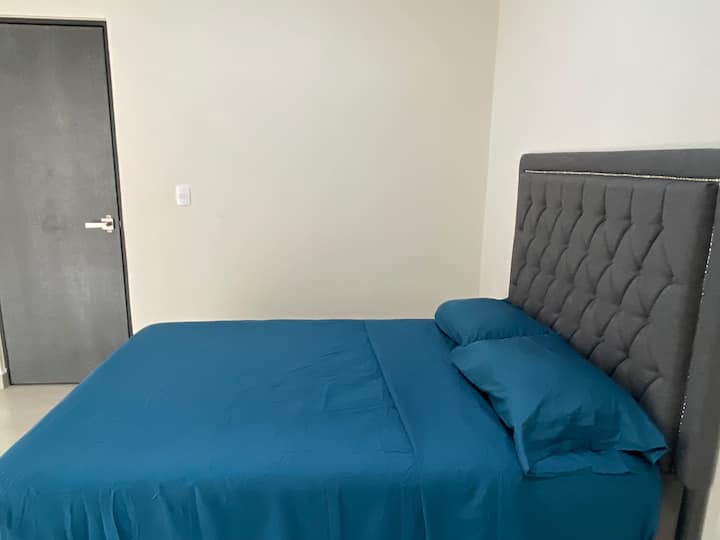 غرفة النوم الرئيسية، سرير كبير، حمام في غرفة النوم وخزانة كاملة، مكيف هواء حصريًا لغرفة النوم.