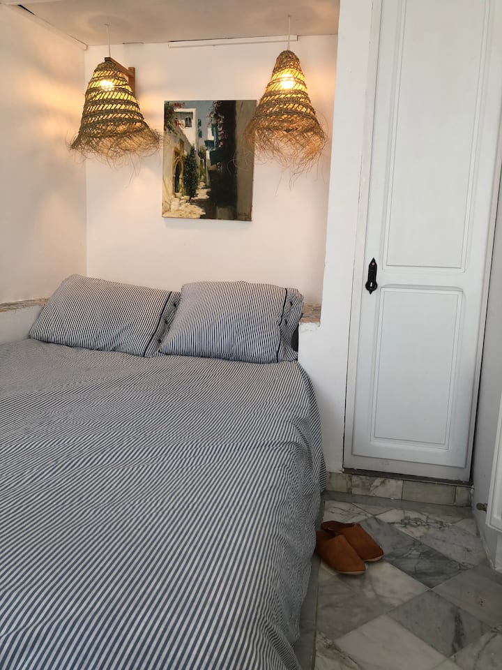 Dhomë gjumi në katin përdhes 1:
1 krevat dopio prej 120x200 cm
1 krevat tek prej 90x200 cm
