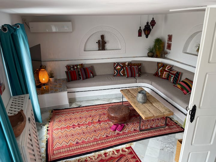 Dhomë ndenjjeje magjepsëse shumë e ndritshme, e vendosur në katin e parë.