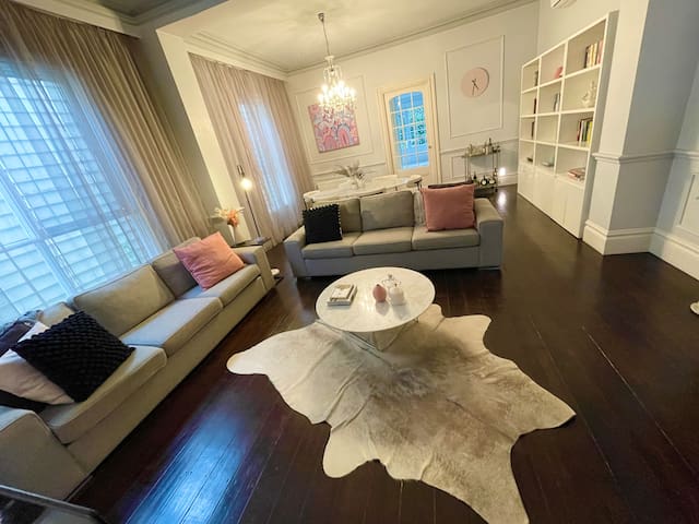 Glamorous house one block to beach & close to city