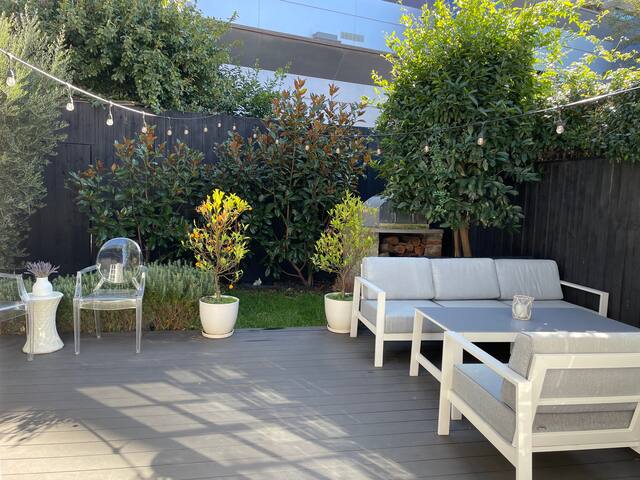 Glamorous house one block to beach & close to city gallery image 5