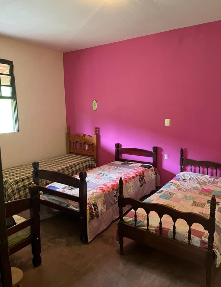 غرفة مع 5 أسرّة مفردة بالإضافة إلى 1 مرتبة مفردة إضافية 