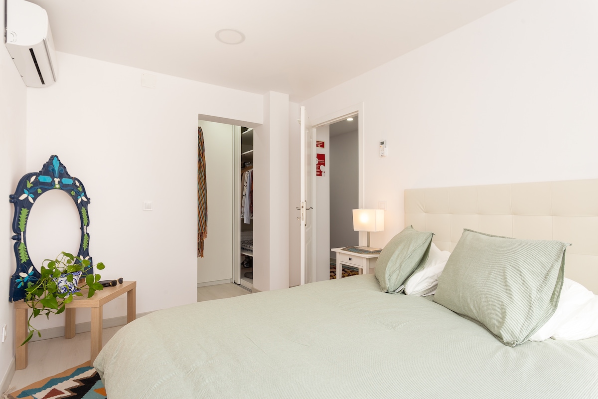 Chumba cha kulala kilicho na A/C na bafu lake