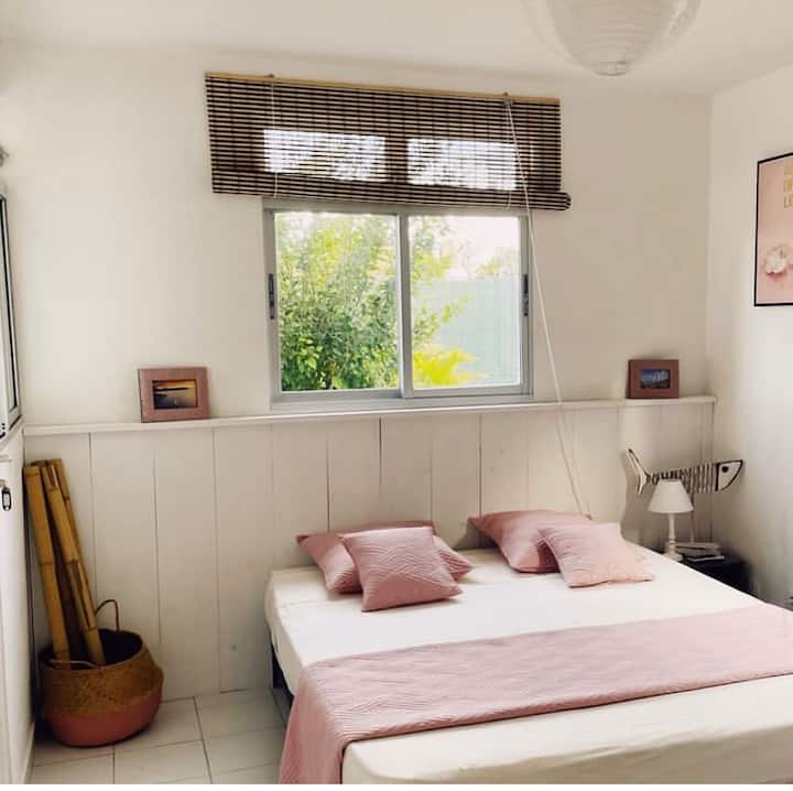Hovedsuite nummer2 i stueetagen med direkte adgang til terrassen og privat badeværelse med badekar . I haven oplyser den lyserøde hibiscus det "lyserøde rum"