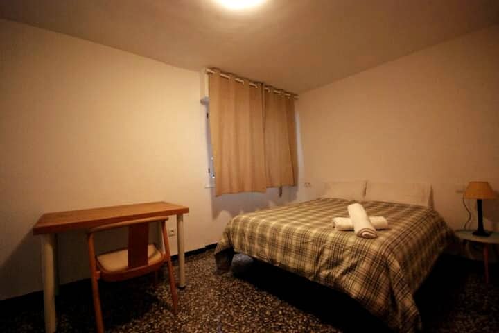 Dormitorio principal con armario empotrado y cama de 150x190 cm.