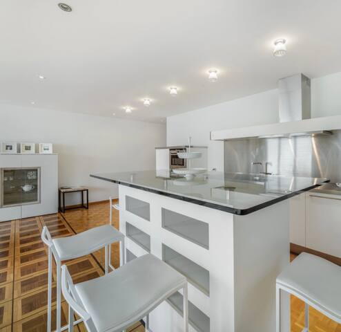 Superbe appartement-une vue surprenante sur le lac gallery image 3