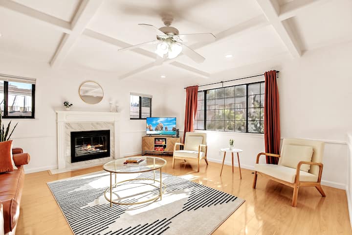 客厅有4K Roku智能电视，并备有棋盘游戏（好游戏:) ）。 