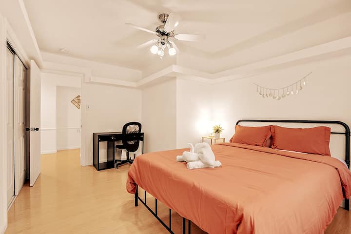 2号卧室配有1张1.8米宽双人床