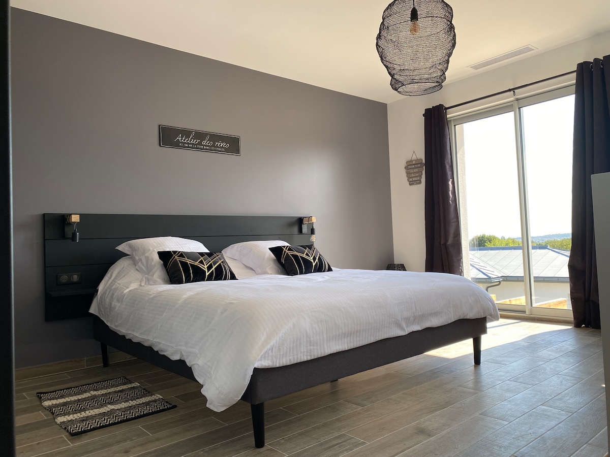 卧室、特大号床和非常舒适的床垫。