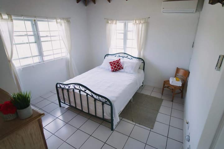 Chumba cha kulala 2. Airy na angavu, na kitanda kizuri cha ukubwa wa malkia, kabati na friji ya droo kwa ajili ya vitu vyako vya kibinafsi. 