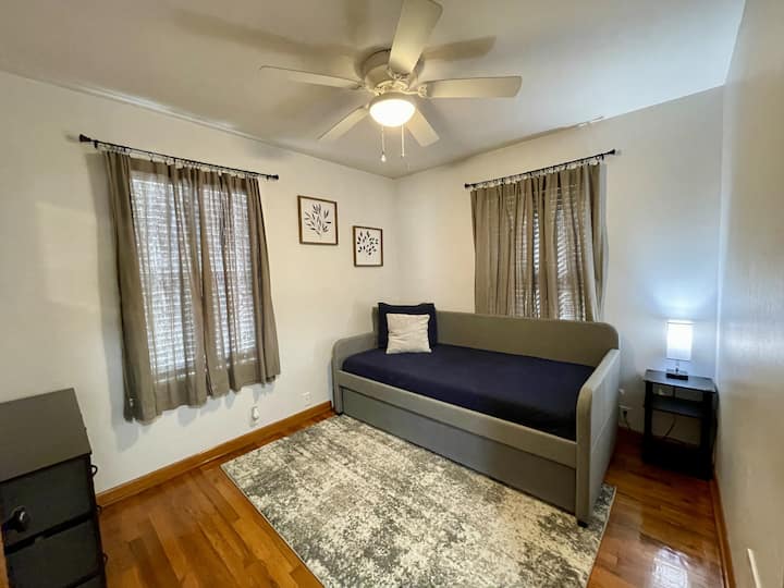 这张床包括一张脚轮；两张床垫都是记忆泡沫XL双人床