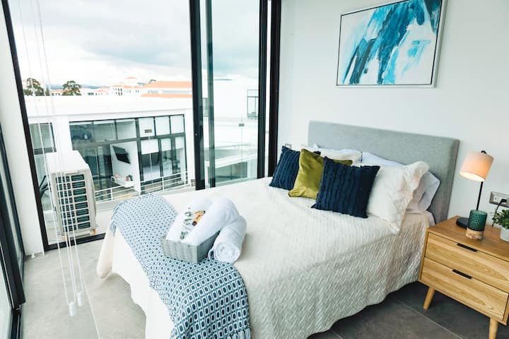 מיטת קווין סייז בחדר השינה הראשי עם נוף יפהפה 