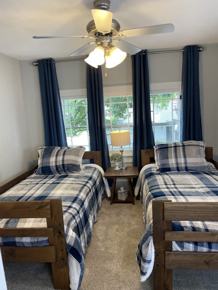 Kreveti za jednu osobu i pametni TV postavljeni na zid.  Dječji krevetić i polica za igračke nalaze se u spavaonici. Ormar je i igraonica.  U ormaru se nalaze plahte za krevetić i ruksak, a dodatni sadržaji nalaze se u ormaru.