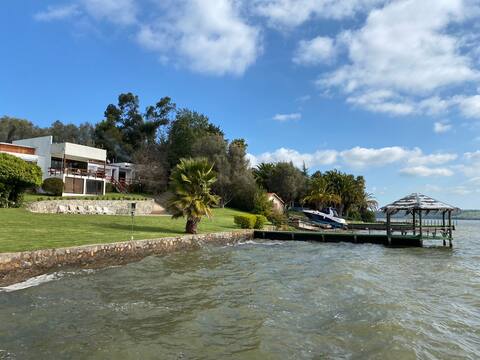Cheerful 5 bedroom cottage with pool and barbecue