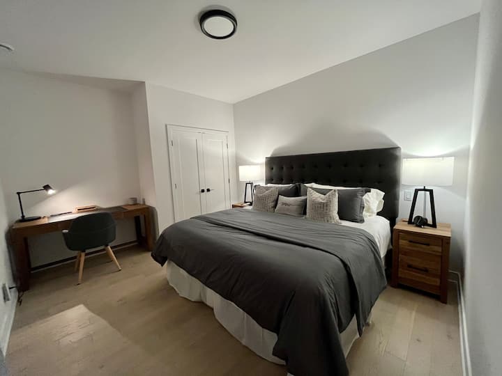 Glavna spavaća soba s radnim prostorom. /Glavna spavaća soba s radnim prostorom.