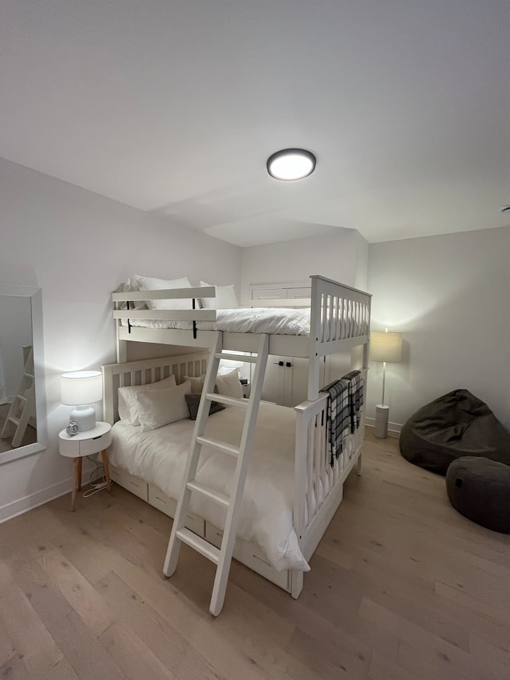 Spavaća soba 3 s krevetom na kat (donji bračni krevet, gornji bračni krevet, jednostruki krevet). / Spavaća soba 3 s krevetom na kat (bračni krevet (160x200), dvostruki gornji dio, jednostruka ladica).