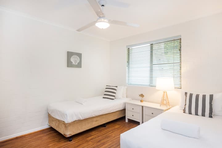 חדר שינה שני עם שתי מיטות נפרדות שניתן להמיר למיטה גדולה יותר (תמורת סכום סמלי)