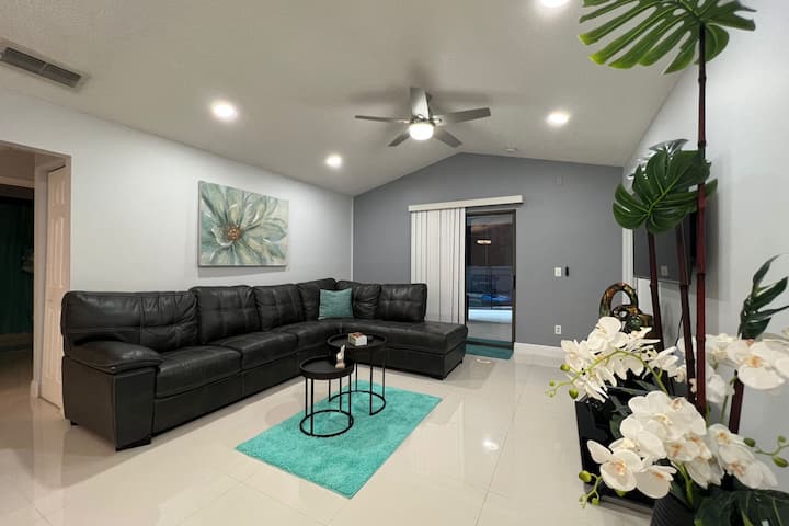 Beautiful Pool Home 15 Minutes From Disney! - Kissimmee, FL