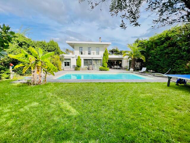 Villa 300m²/Piscine chauffée/Cinéma/Parking