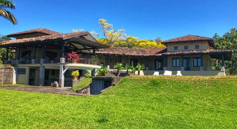 Spectacular country house, immersed in nature.