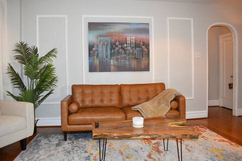 Charmingly Historic King Suite in Downtown Clayton
