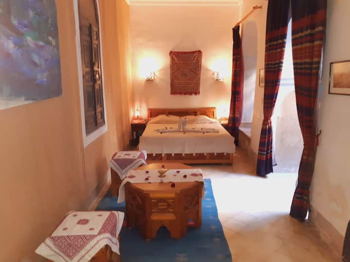 Chambre rez de chaussée avec salle de bain douche