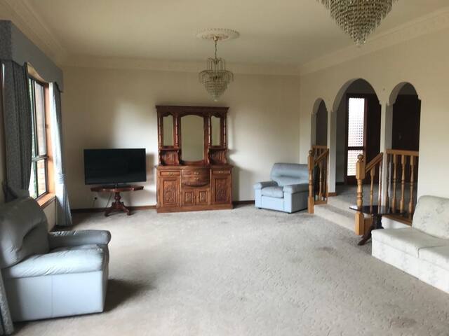 Deluxe five bedroom country home. gallery image 5