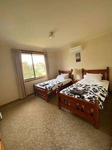 Deluxe five bedroom country home. gallery image 4