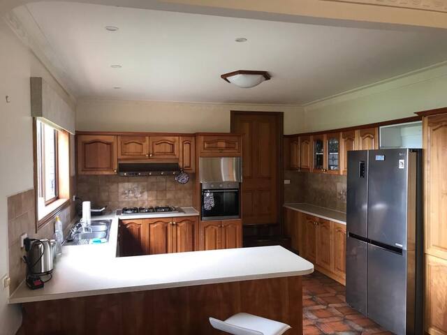 Deluxe five bedroom country home. gallery image 3