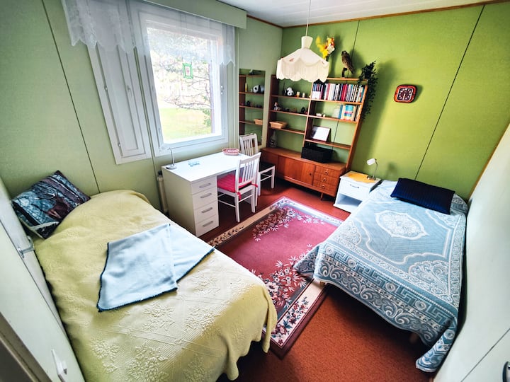 Vihreästä makuuhuoneesta löytyy sängyt kahdelle henkilölle sekä näkymä lammelle