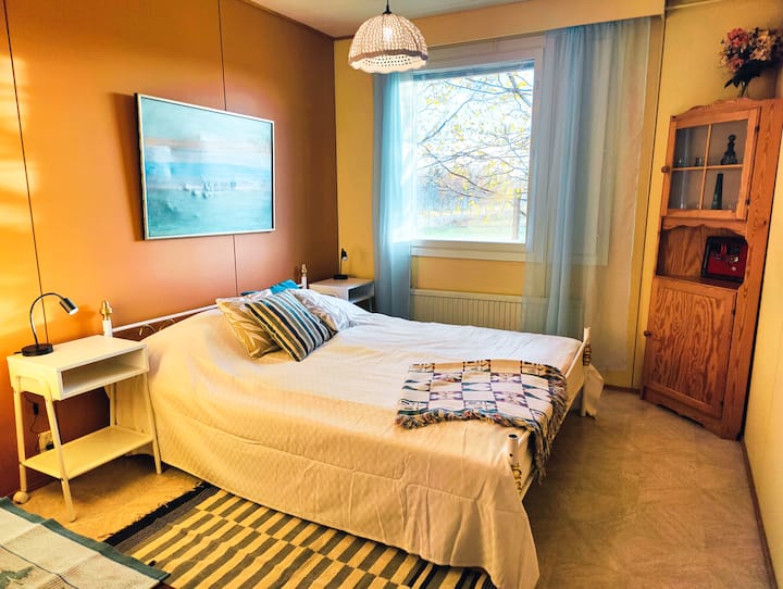 Päämakuuhuoneessa on queen-vuode, ja ikkunasta voit nähdä pellon, jossa porojen laidun talviaikaan. Päämakuuhuoneessa on parisänky ja näkymä pellolle, jossa talvisaikaan laiduntaa poroja.