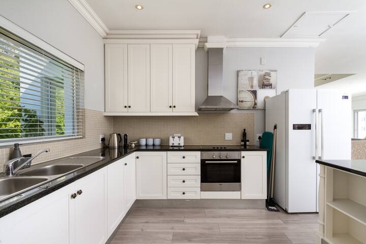 Walk to beach, 3 Bedroom villa with private pool. gallery image 5