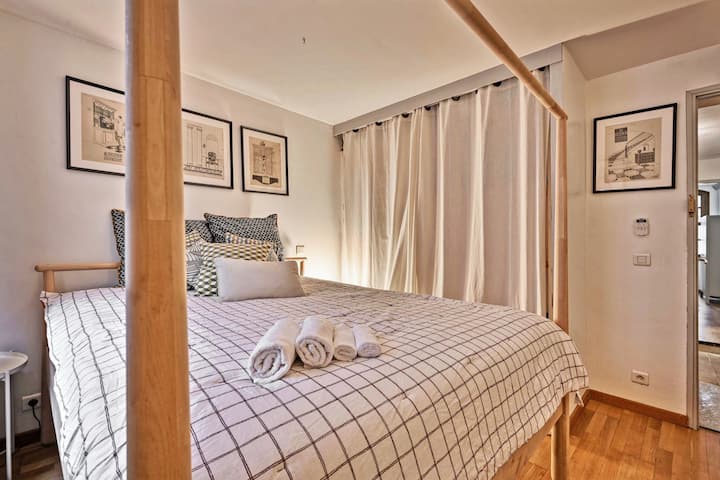 El primer dormitorio con CAMA DE MATRIMONIO...