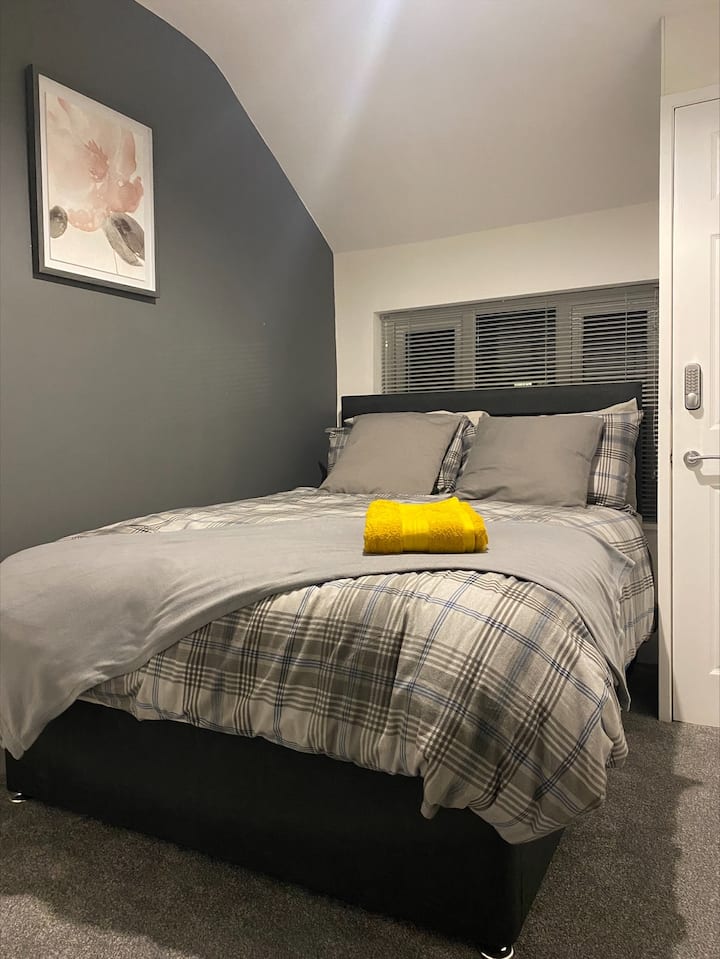 2号卧室-两间卧室中较小的一间。
紧凑型和bijoux ，配备了您所需的一切，让您度过一个舒适的夜晚。 2022年11月全新床铺和床上用品。
小架子、床头柜、衣柜和全高清智能电视-壁挂式。