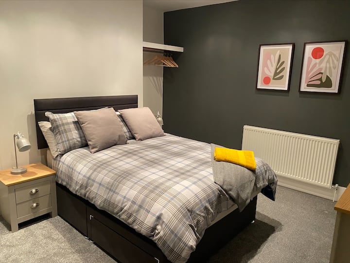 卧室1 -主卧！
房间宽敞可爱，配备所有现代化设施。 三星智能电视，可供睡觉观看！ 
您可以在这里放松身心！ 带镜子和椅子的小梳妆台架以及嵌入式衣柜，方便您使用。