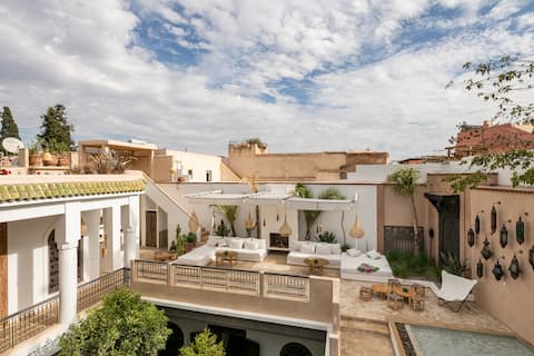Luxurious Riad - Rooftop Pool, AC & Staff
