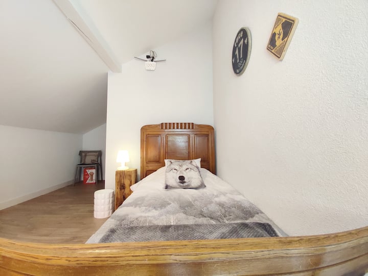 Chambre cosy avec 2 lits simple, offrant un espace reposant alliant confort et simplicité pour des nuits sereines.