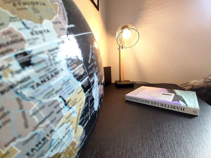 Chambre cosy avec lit double, offrant un espace reposant alliant confort et simplicité pour des nuits sereines.