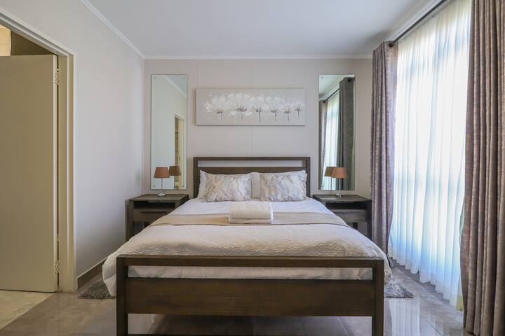 Lovely 3-bedroom self-catering apartment with pool gallery image 3