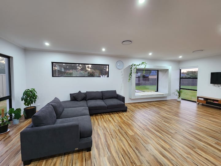 Spacious modern home with 4 bedrooms Houses for Rent in Dunsborough