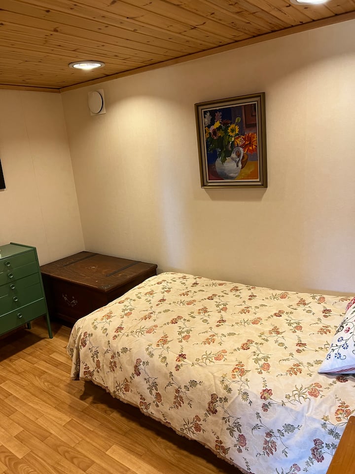 غرفة النوم في شقة الضيف