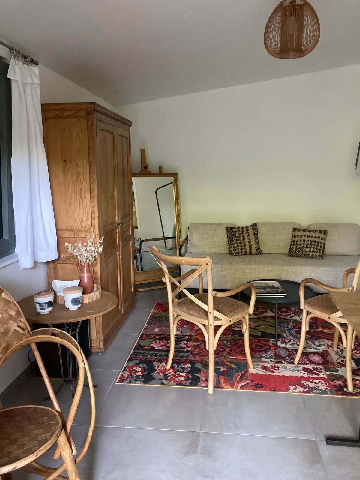Top performing Airbnb: Independent and new apartment in pretty garden in Besançon