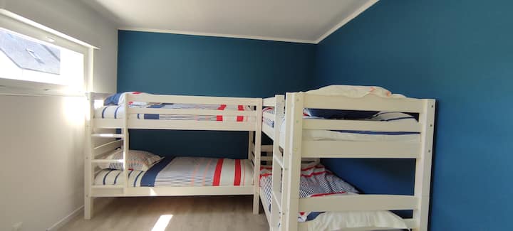 Dormitorio para 4 personas con literas (90 cm). Las camas de arriba están reservadas para niños mayores de 6 años y para personas menores de 80 kg. Baño privado. Doble exposición, vistas a la calle (muy tranquila) y jardín (acceso directo por puerta-ventana).