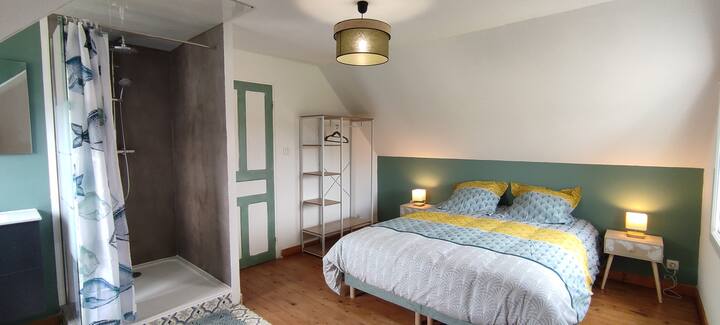 Suite principal de la planta con cama doble 160, cuarto de baño abierto. Doble exposición, vistas al jardín y al mar.