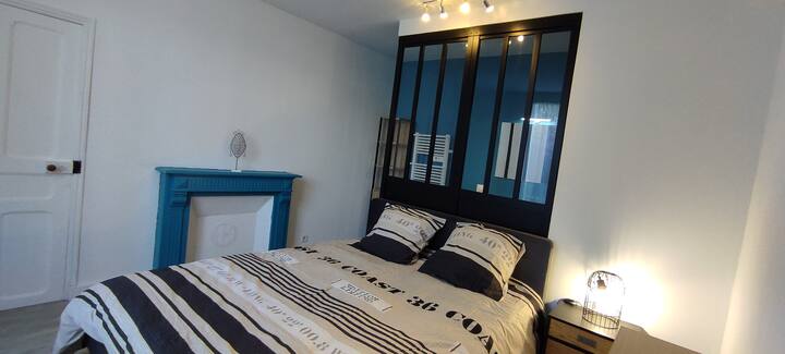 Suite principal de la planta baja, cama doble de 160 y cuarto de baño abierto. Vistas al jardín.