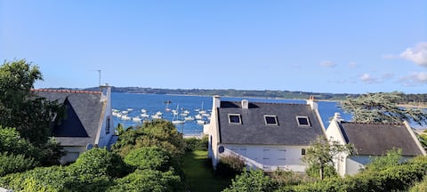 House with sea view, beach 30 meters away