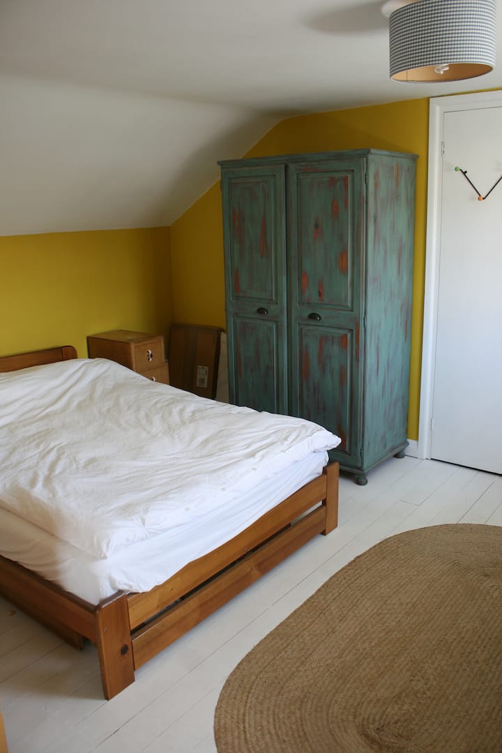 Ორადგილიანი საძინებელი ზედა სართულზე ლამაზი ხედებით