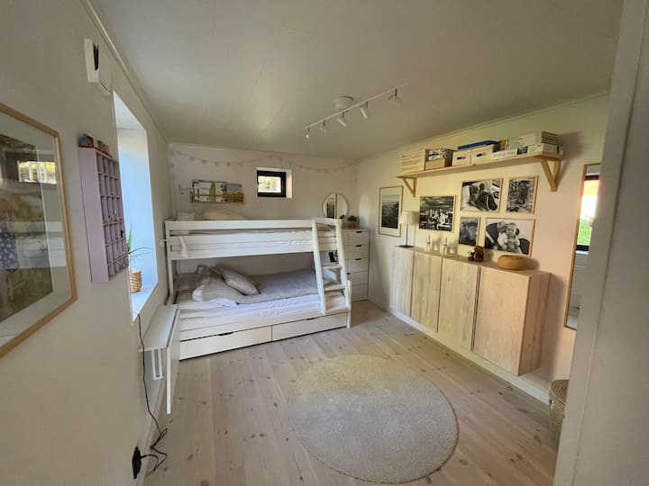 Dormitorio con litera, cama de 120cm y 90cm de ancho.